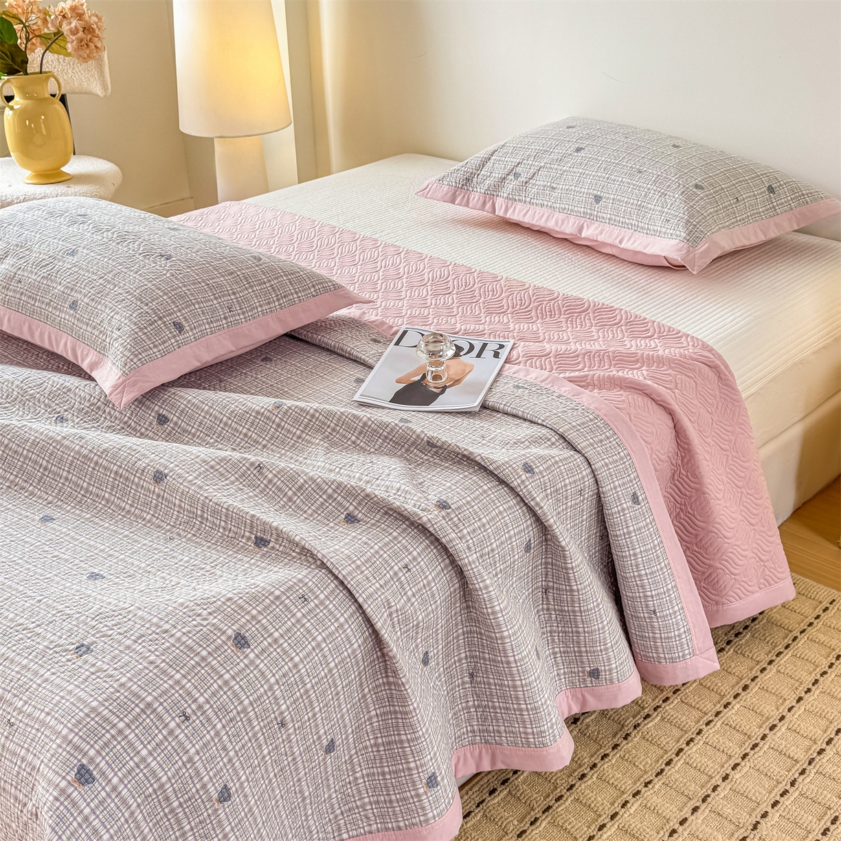 91家纺网 家纺一手货源 找家纺 优贝家纺 2026春夏新款水洗棉小清新印花夹棉多功能床盖三件套 绅士小熊