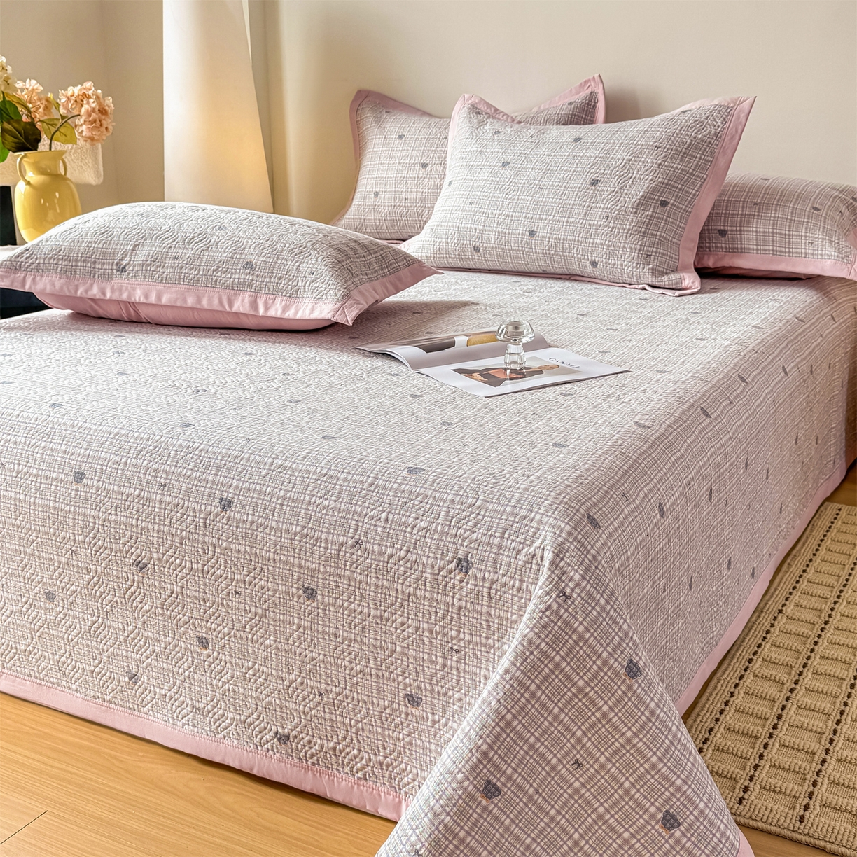 91家纺网 家纺一手货源 找家纺 优贝家纺 2026春夏新款水洗棉小清新印花夹棉多功能床盖三件套 绅士小熊