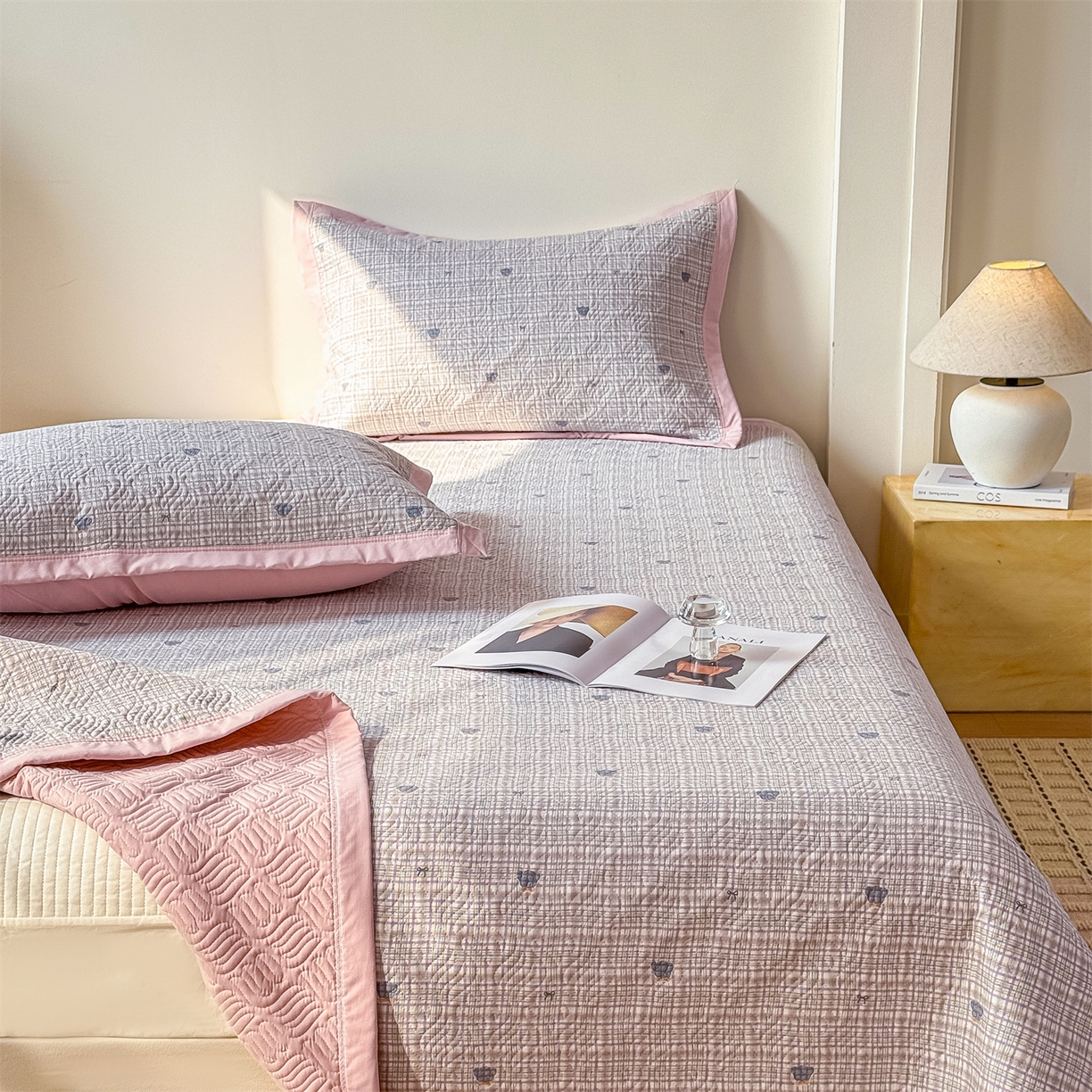 91家纺网 家纺一手货源 找家纺 优贝家纺 2026春夏新款水洗棉小清新印花夹棉多功能床盖三件套 绅士小熊