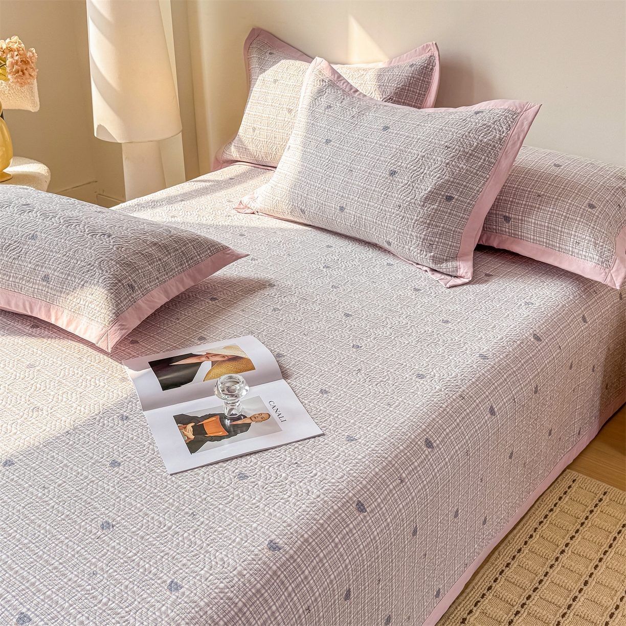 91家纺网 家纺一手货源 找家纺 优贝家纺 2026春夏新款水洗棉小清新印花夹棉多功能床盖三件套 绅士小熊