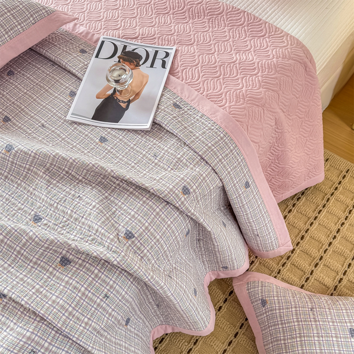 91家纺网 家纺一手货源 找家纺 优贝家纺 2026春夏新款水洗棉小清新印花夹棉多功能床盖三件套 绅士小熊