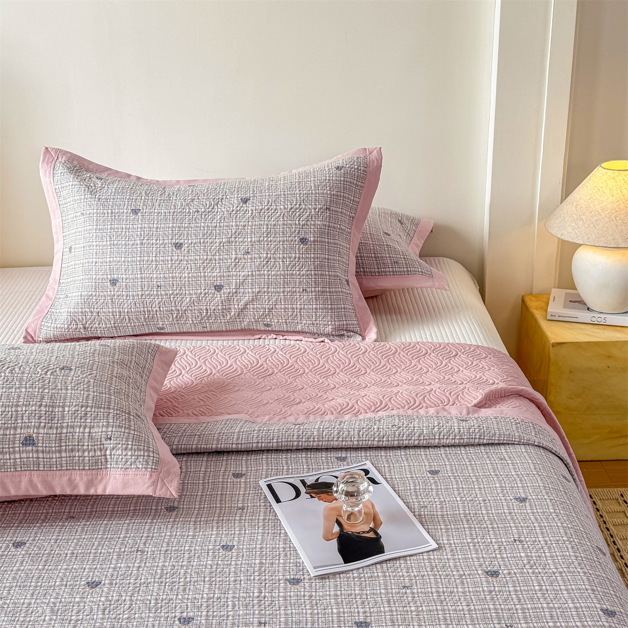 91家纺网 家纺一手货源 找家纺 优贝家纺 2026春夏新款水洗棉小清新印花夹棉多功能床盖三件套 绅士小熊