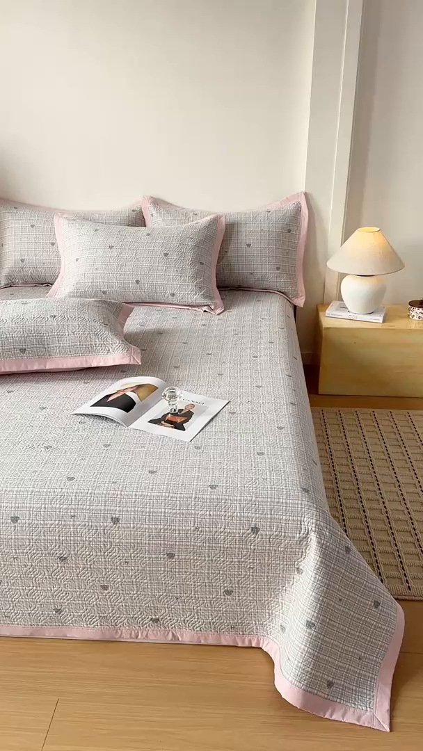 91家纺网 家纺一手货源 找家纺 优贝家纺 2026春夏新款水洗棉小清新印花夹棉多功能床盖三件套 绅士小熊