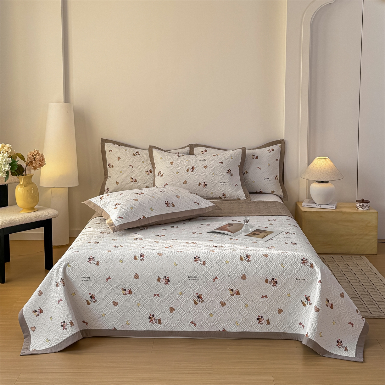 91家纺网 家纺一手货源 找家纺 优贝家纺 2026春夏新款水洗棉小清新印花夹棉多功能床盖三件套 时尚小狗