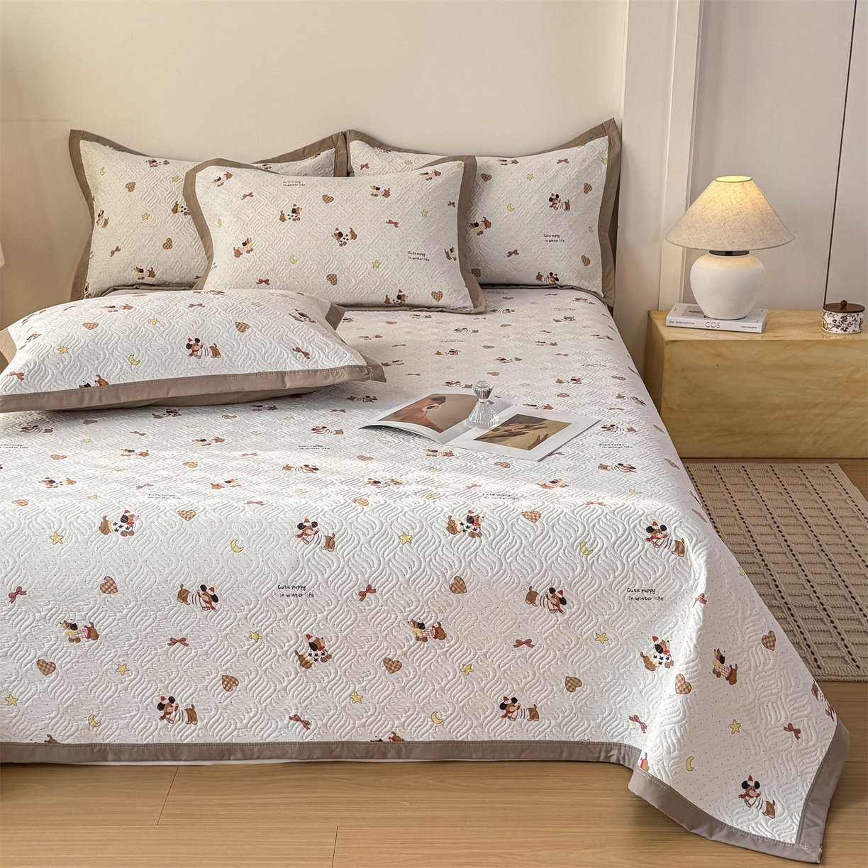 91家纺网 家纺一手货源 找家纺 优贝家纺 2026春夏新款水洗棉小清新印花夹棉多功能床盖三件套 时尚小狗