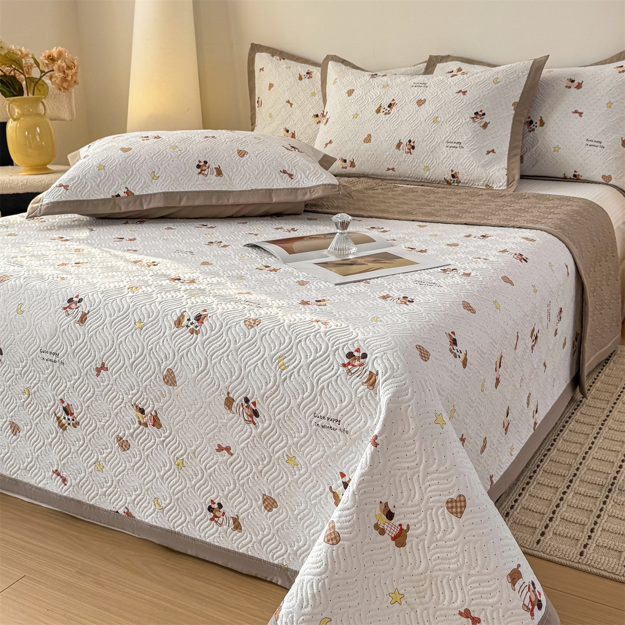 91家纺网 家纺一手货源 找家纺 优贝家纺 2026春夏新款水洗棉小清新印花夹棉多功能床盖三件套 时尚小狗