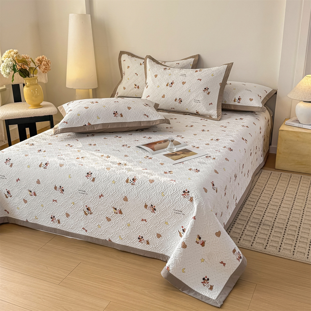 91家纺网 家纺一手货源 找家纺 优贝家纺 2026春夏新款水洗棉小清新印花夹棉多功能床盖三件套 时尚小狗