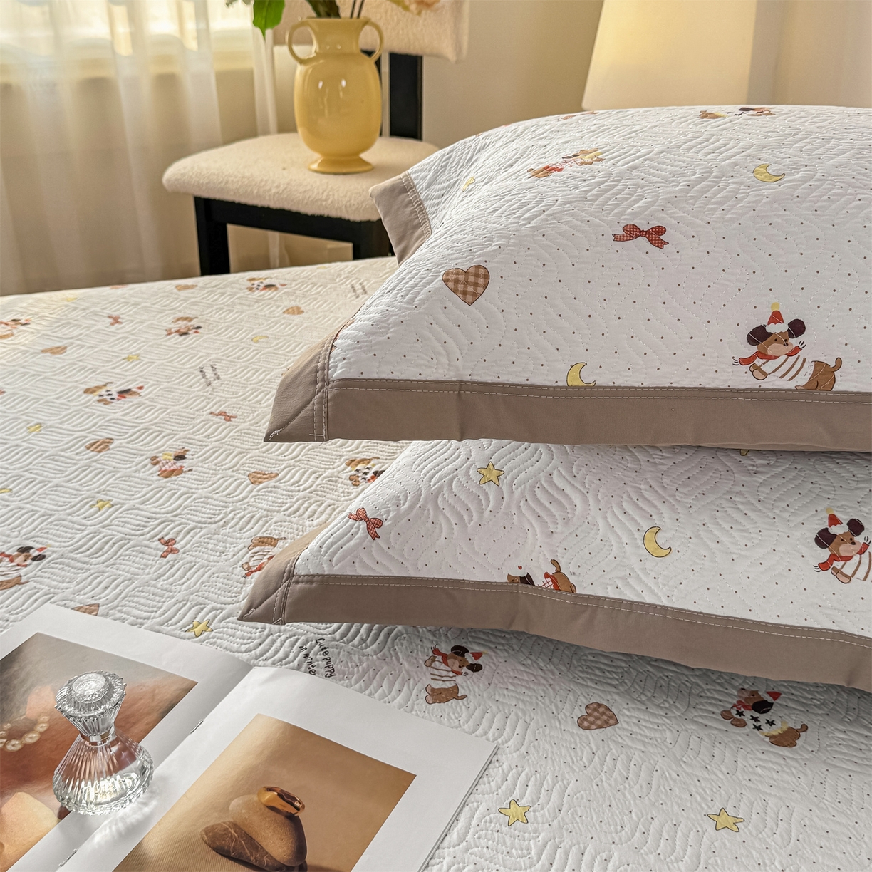 91家纺网 家纺一手货源 找家纺 优贝家纺 2026春夏新款水洗棉小清新印花夹棉多功能床盖三件套 时尚小狗