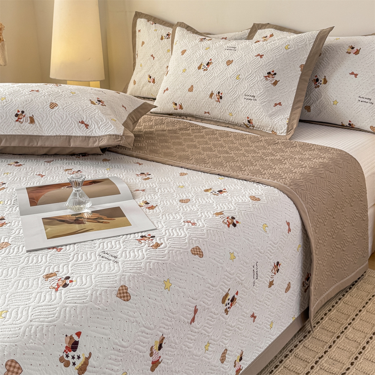 91家纺网 家纺一手货源 找家纺 优贝家纺 2026春夏新款水洗棉小清新印花夹棉多功能床盖三件套 时尚小狗