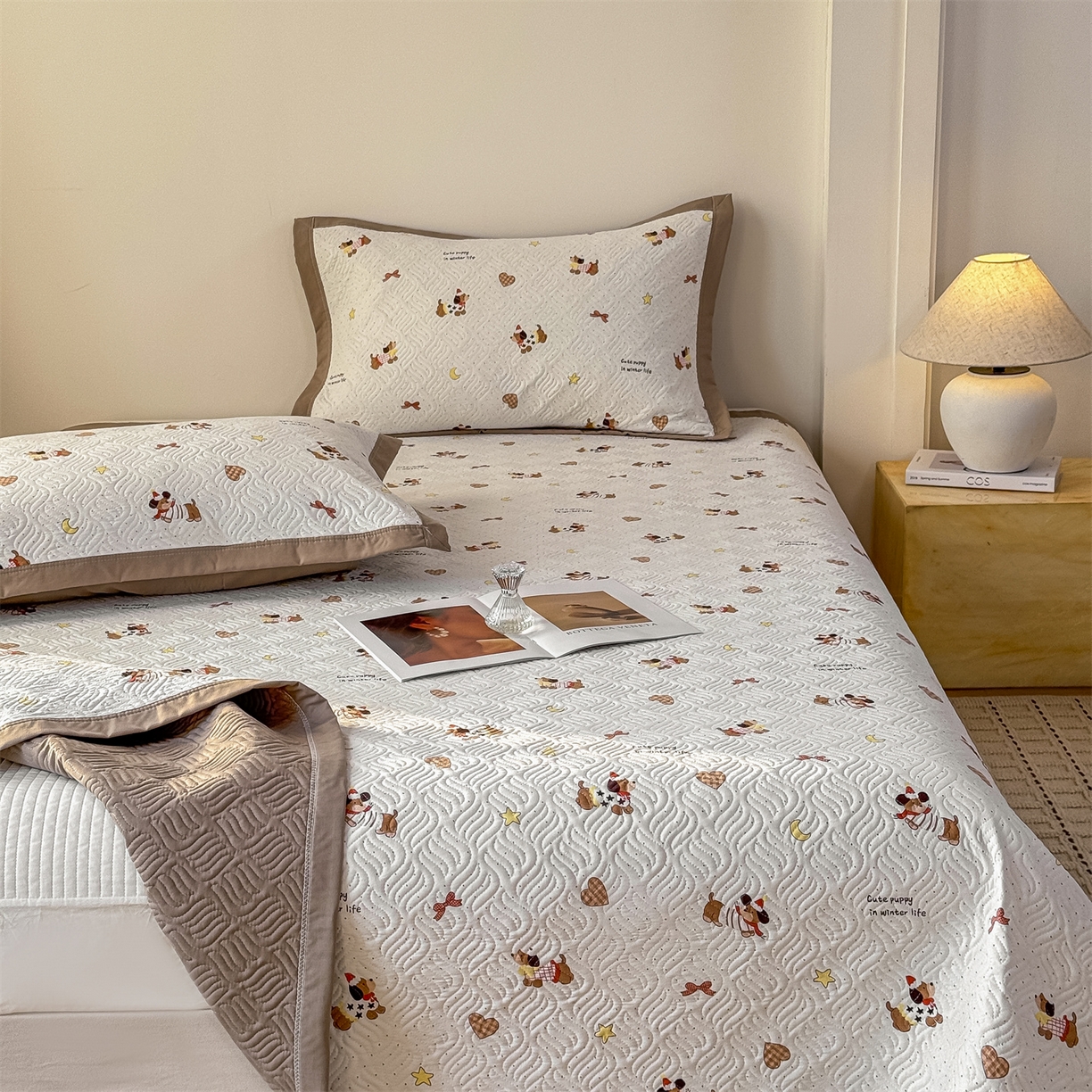 91家纺网 家纺一手货源 找家纺 优贝家纺 2026春夏新款水洗棉小清新印花夹棉多功能床盖三件套 时尚小狗