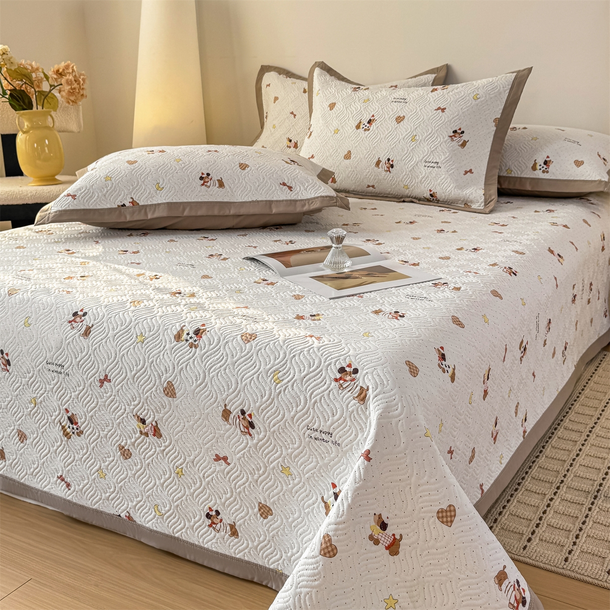 91家纺网 家纺一手货源 找家纺 优贝家纺 2026春夏新款水洗棉小清新印花夹棉多功能床盖三件套 时尚小狗