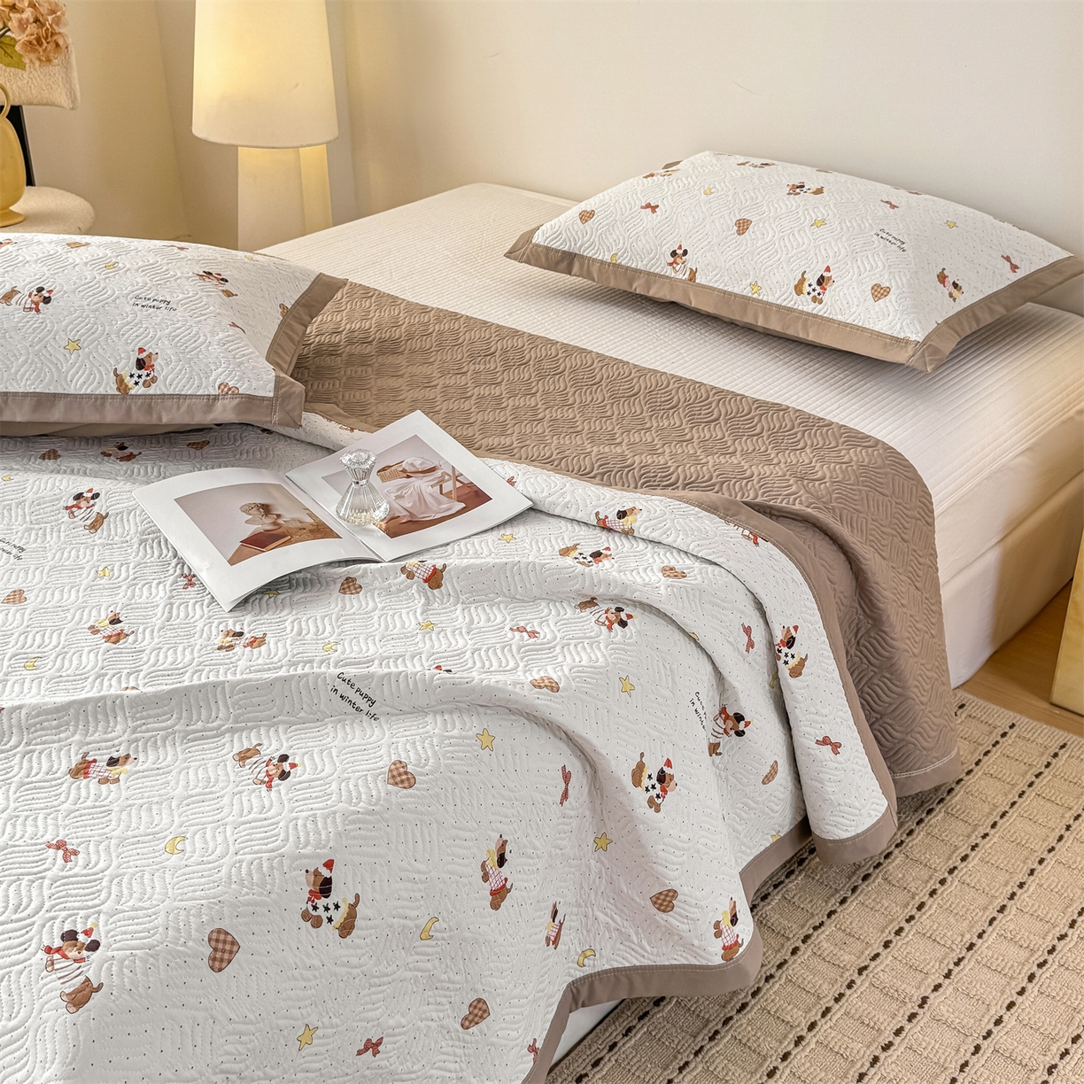 91家纺网 家纺一手货源 找家纺 优贝家纺 2026春夏新款水洗棉小清新印花夹棉多功能床盖三件套 时尚小狗