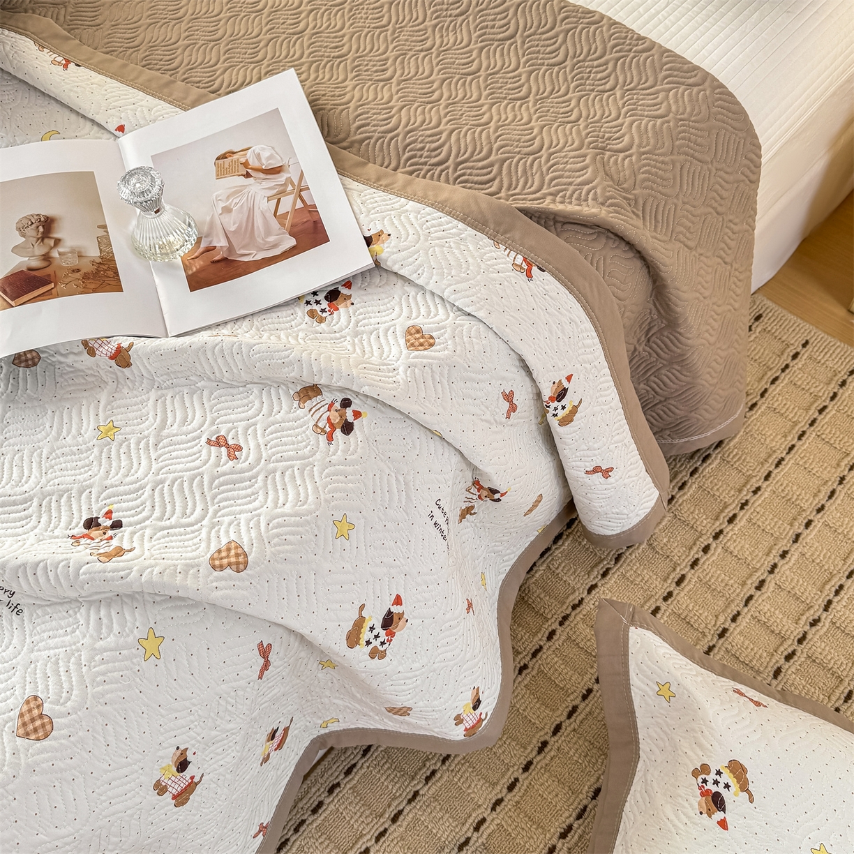 91家纺网 家纺一手货源 找家纺 优贝家纺 2026春夏新款水洗棉小清新印花夹棉多功能床盖三件套 时尚小狗