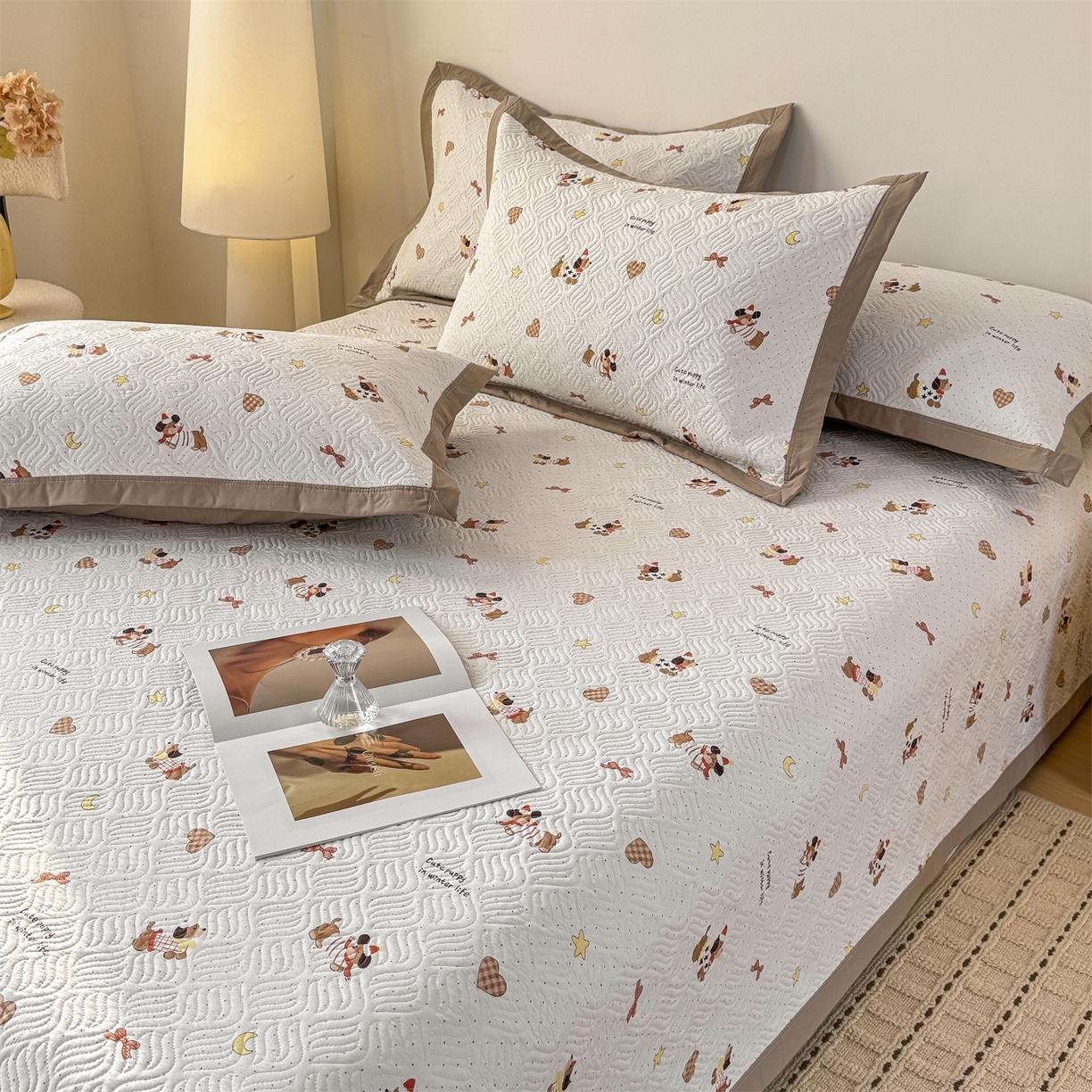 91家纺网 家纺一手货源 找家纺 优贝家纺 2026春夏新款水洗棉小清新印花夹棉多功能床盖三件套 时尚小狗