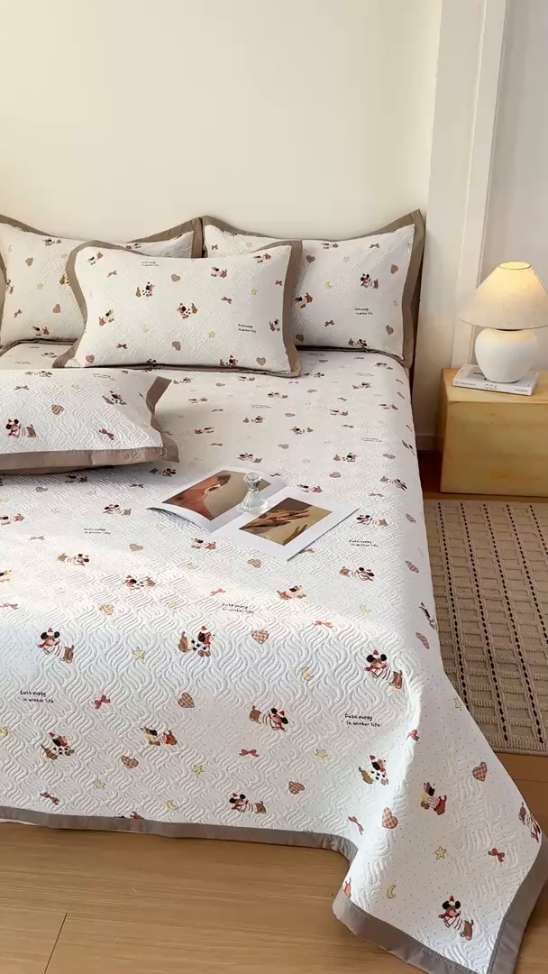 91家纺网 家纺一手货源 找家纺 优贝家纺 2026春夏新款水洗棉小清新印花夹棉多功能床盖三件套 时尚小狗