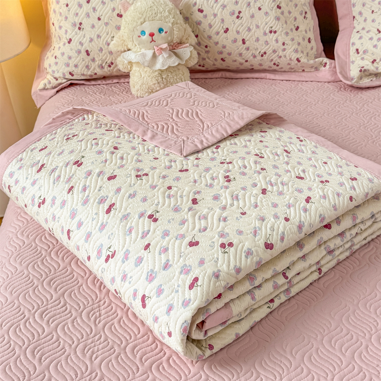 91家纺网 家纺一手货源 找家纺 优贝家纺 2026春夏新款水洗棉小清新印花夹棉多功能床盖三件套 甜蜜樱桃