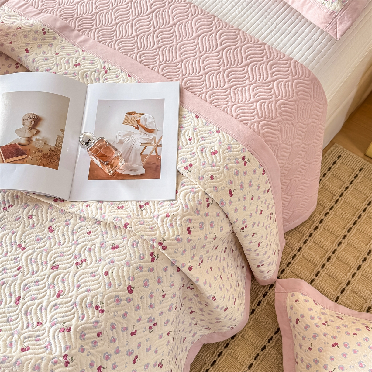 91家纺网 家纺一手货源 找家纺 优贝家纺 2026春夏新款水洗棉小清新印花夹棉多功能床盖三件套 甜蜜樱桃