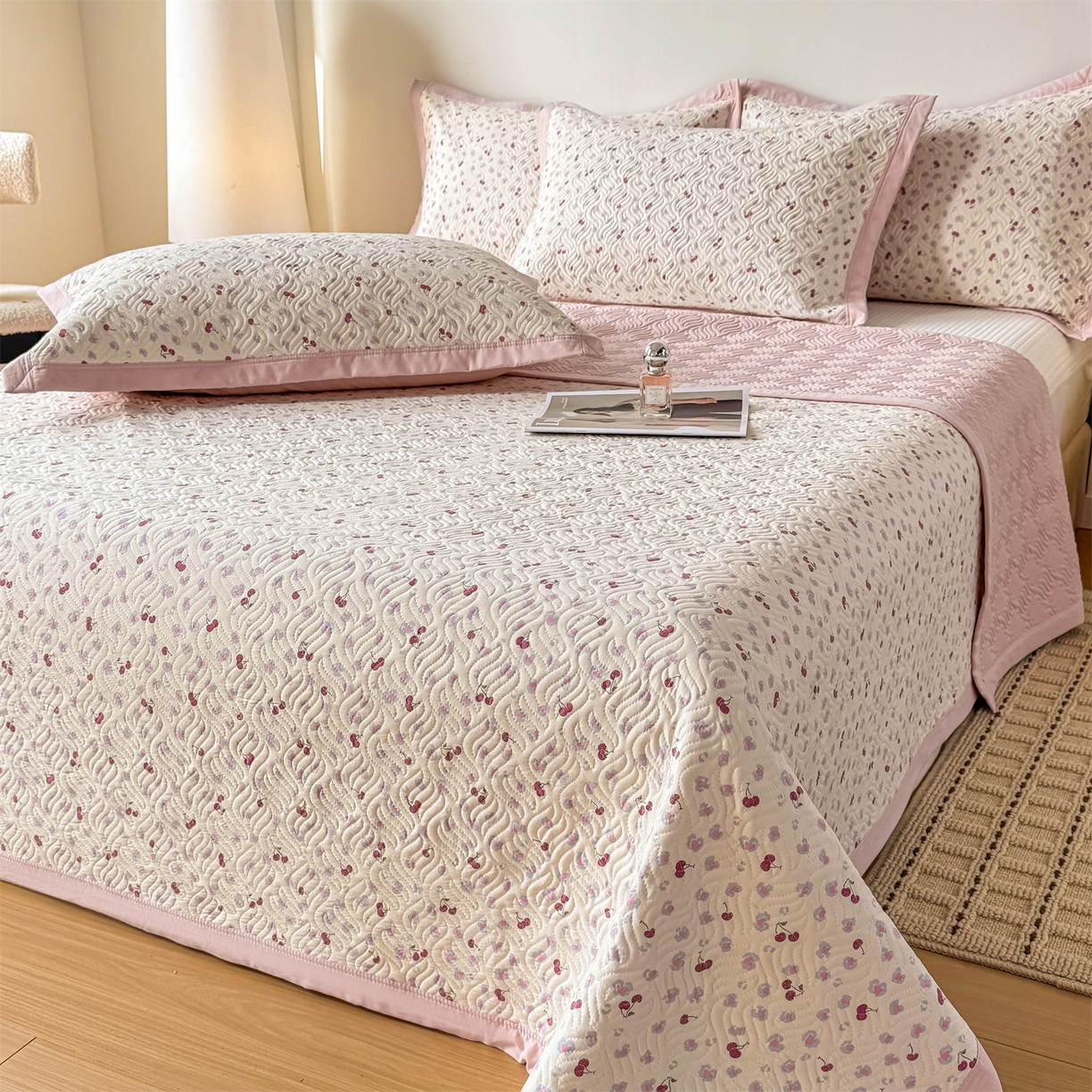 91家纺网 家纺一手货源 找家纺 优贝家纺 2026春夏新款水洗棉小清新印花夹棉多功能床盖三件套 甜蜜樱桃