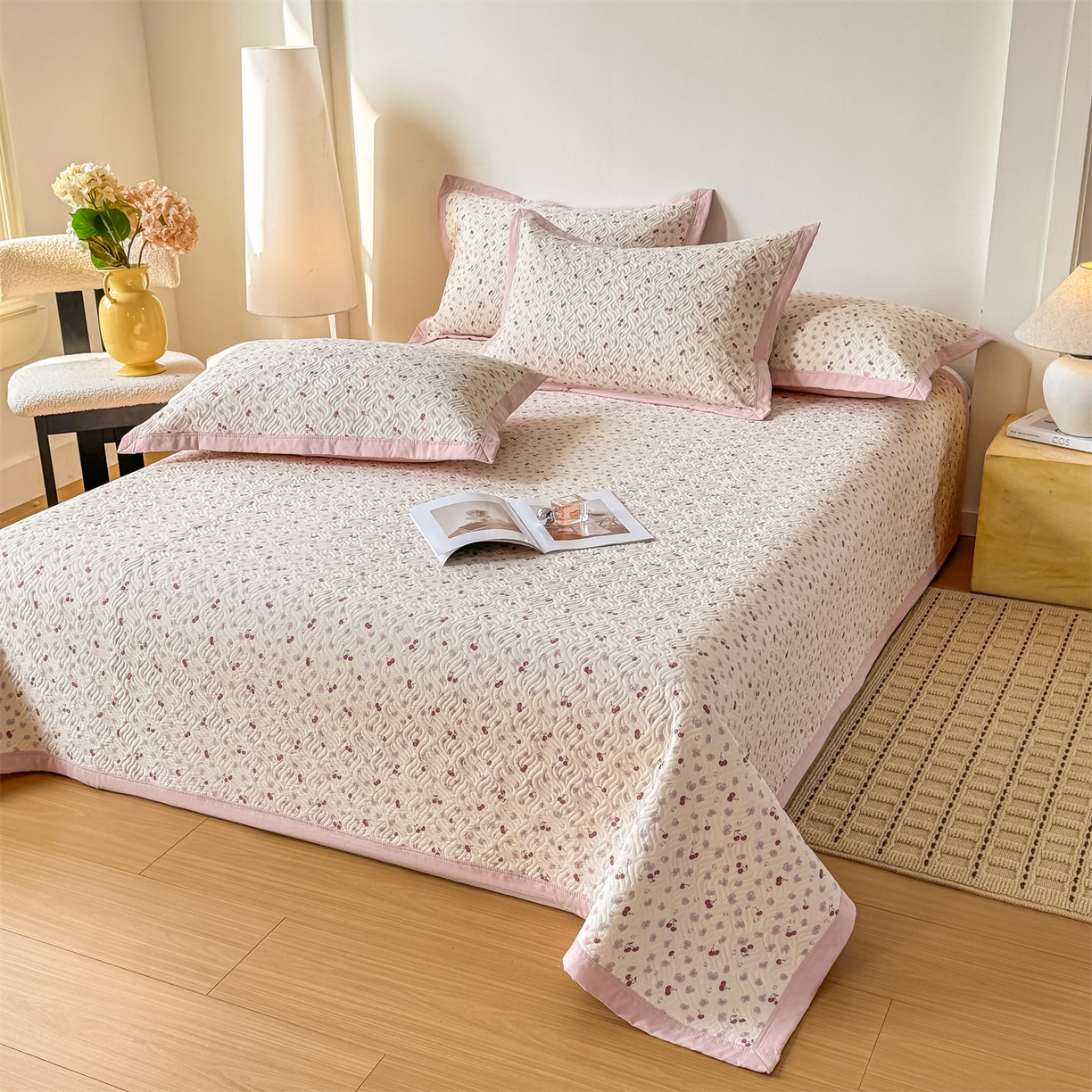 91家纺网 家纺一手货源 找家纺 优贝家纺 2026春夏新款水洗棉小清新印花夹棉多功能床盖三件套 甜蜜樱桃