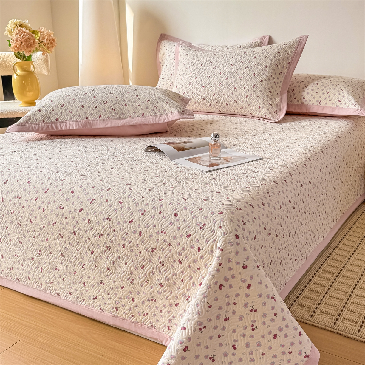 91家纺网 家纺一手货源 找家纺 优贝家纺 2026春夏新款水洗棉小清新印花夹棉多功能床盖三件套 甜蜜樱桃