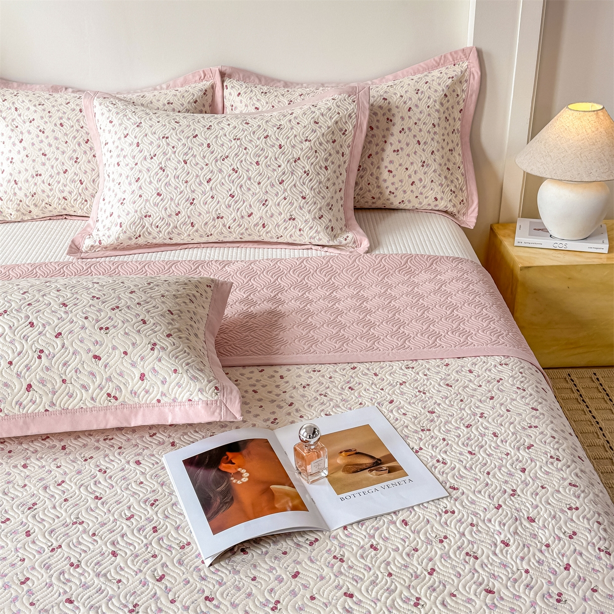 91家纺网 家纺一手货源 找家纺 优贝家纺 2026春夏新款水洗棉小清新印花夹棉多功能床盖三件套 甜蜜樱桃