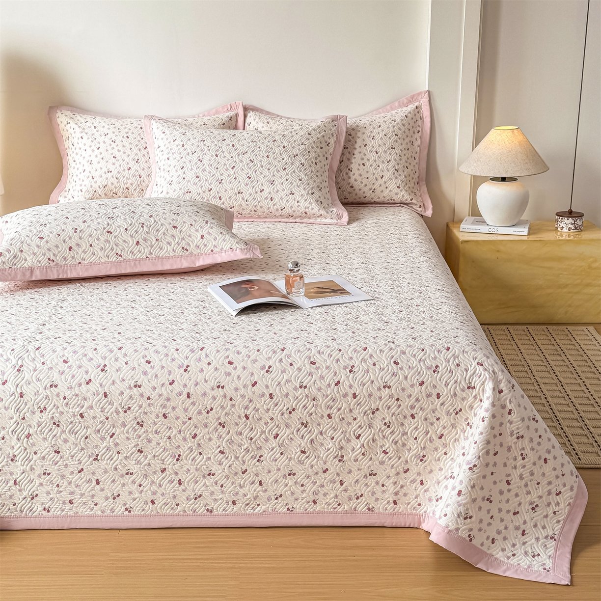 91家纺网 家纺一手货源 找家纺 优贝家纺 2026春夏新款水洗棉小清新印花夹棉多功能床盖三件套 甜蜜樱桃