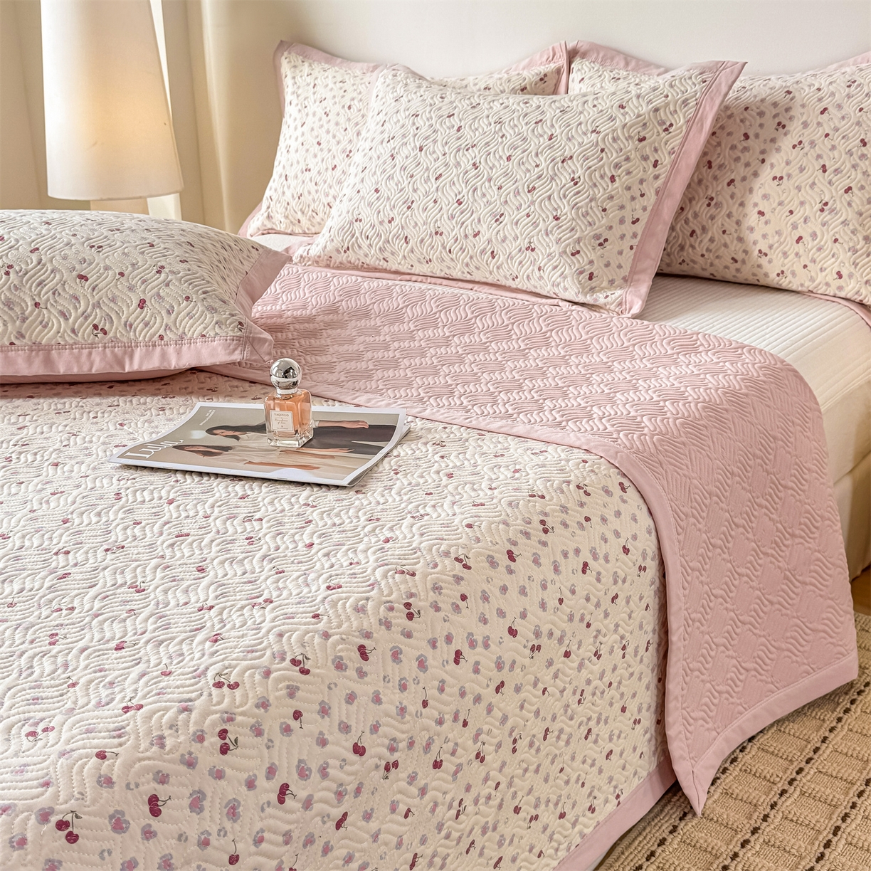 91家纺网 家纺一手货源 找家纺 优贝家纺 2026春夏新款水洗棉小清新印花夹棉多功能床盖三件套 甜蜜樱桃