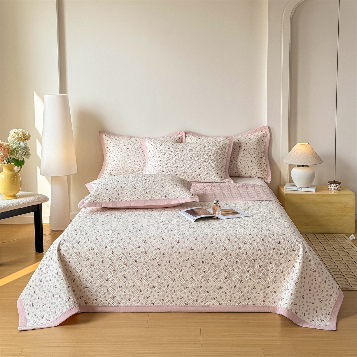 91家纺网 家纺一手货源 找家纺 优贝家纺 2026春夏新款水洗棉小清新印花夹棉多功能床盖三件套 甜蜜樱桃