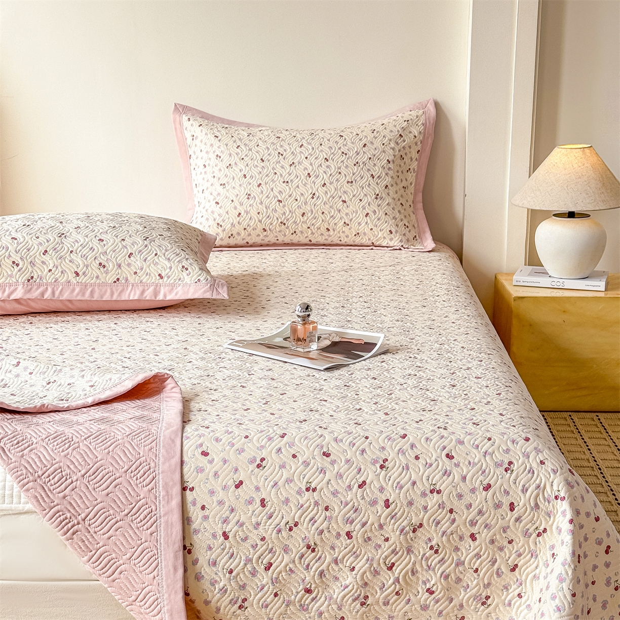 91家纺网 家纺一手货源 找家纺 优贝家纺 2026春夏新款水洗棉小清新印花夹棉多功能床盖三件套 甜蜜樱桃