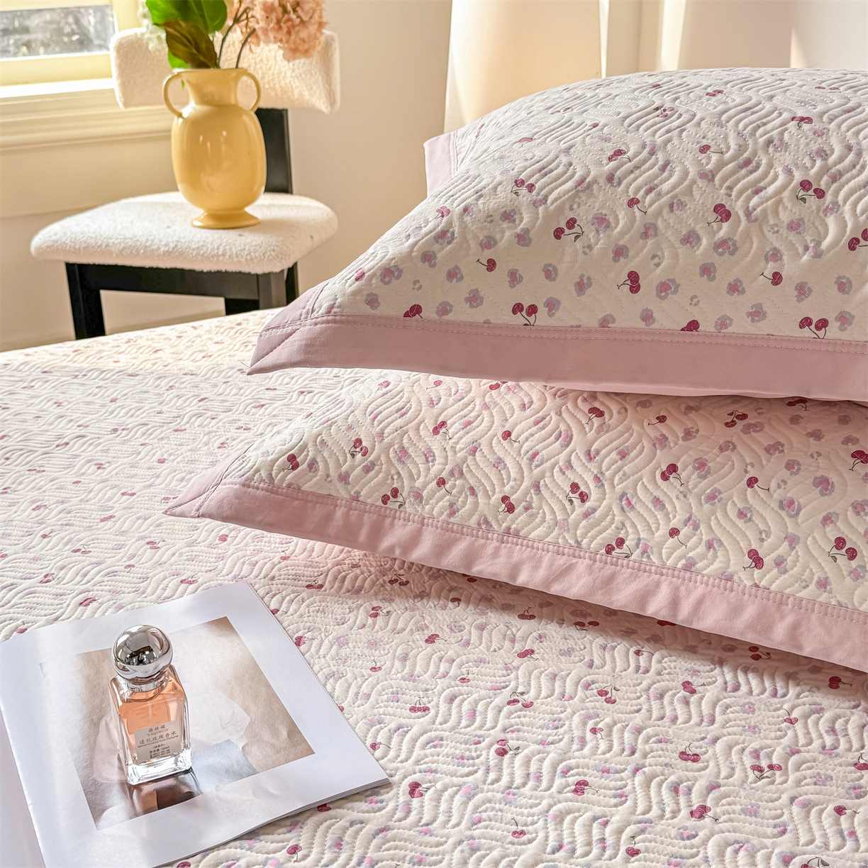 91家纺网 家纺一手货源 找家纺 优贝家纺 2026春夏新款水洗棉小清新印花夹棉多功能床盖三件套 甜蜜樱桃