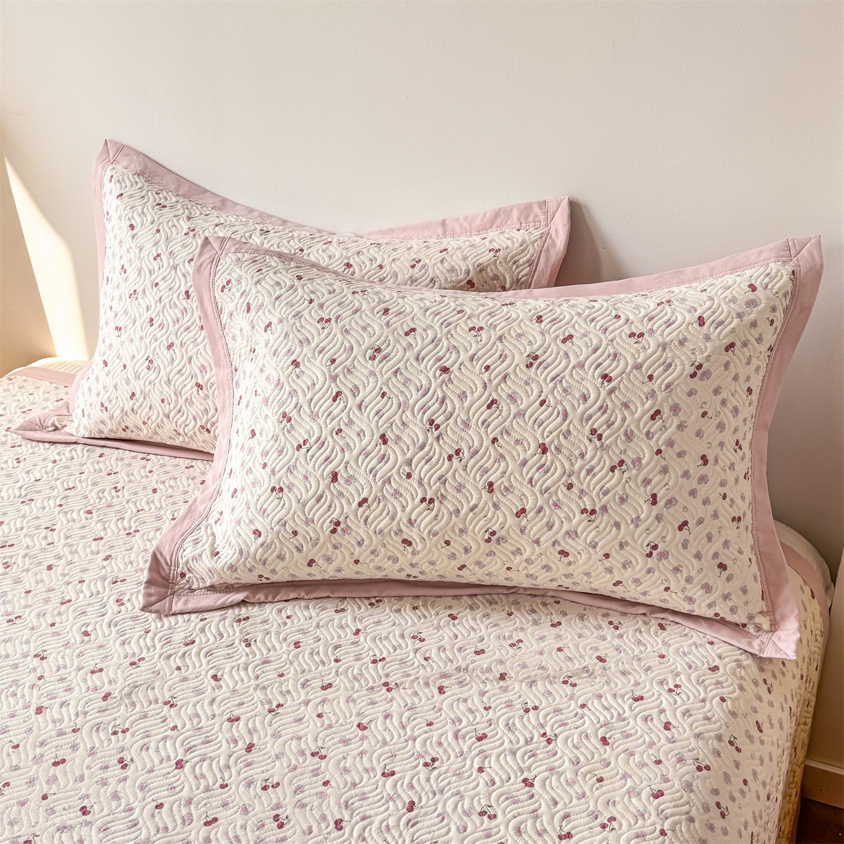 91家纺网 家纺一手货源 找家纺 优贝家纺 2026春夏新款水洗棉小清新印花夹棉多功能床盖三件套 甜蜜樱桃