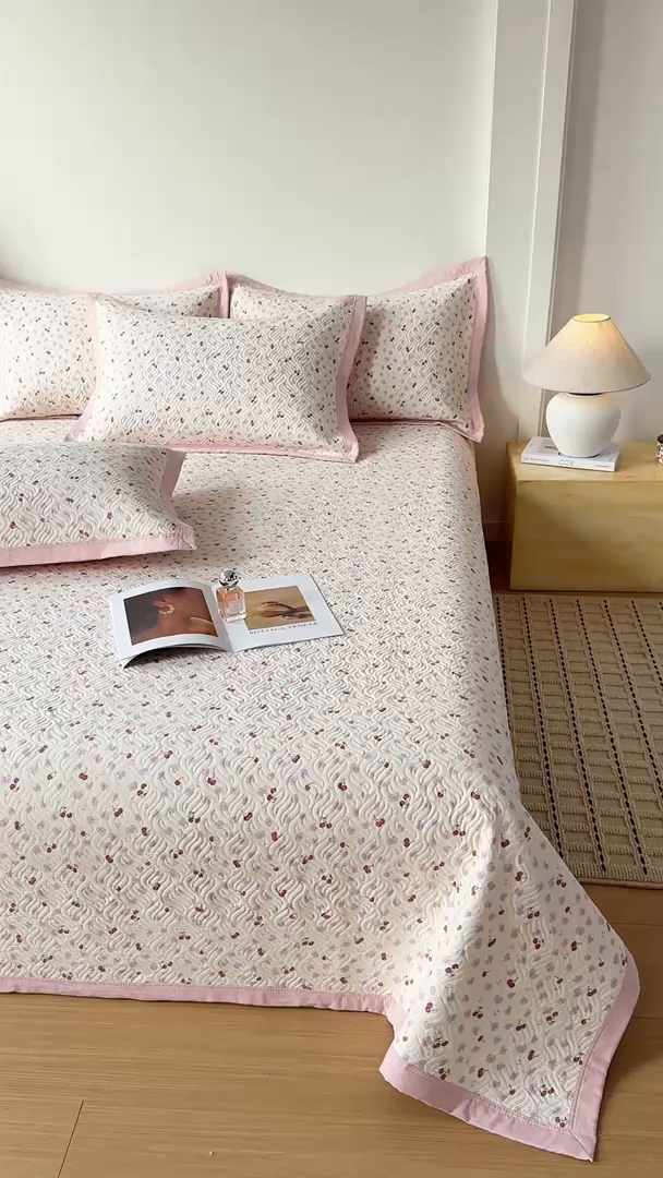 91家纺网 家纺一手货源 找家纺 优贝家纺 2026春夏新款水洗棉小清新印花夹棉多功能床盖三件套 甜蜜樱桃
