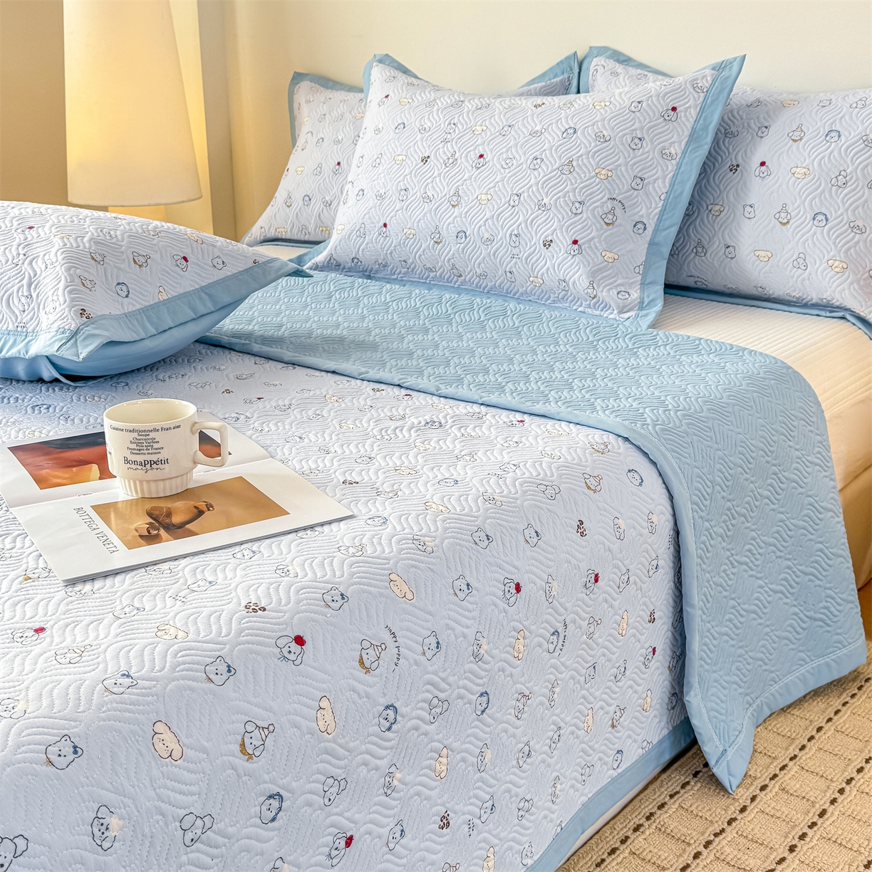 91家纺网 家纺一手货源 找家纺 优贝家纺 2026春夏新款水洗棉小清新印花夹棉多功能床盖三件套 小狗乐园