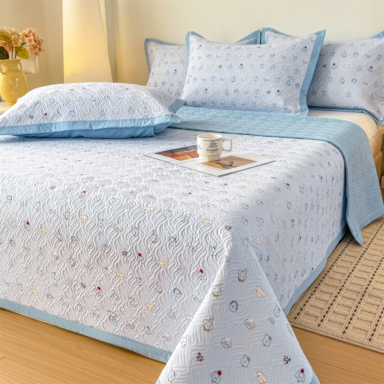 91家纺网 家纺一手货源 找家纺 优贝家纺 2026春夏新款水洗棉小清新印花夹棉多功能床盖三件套 小狗乐园