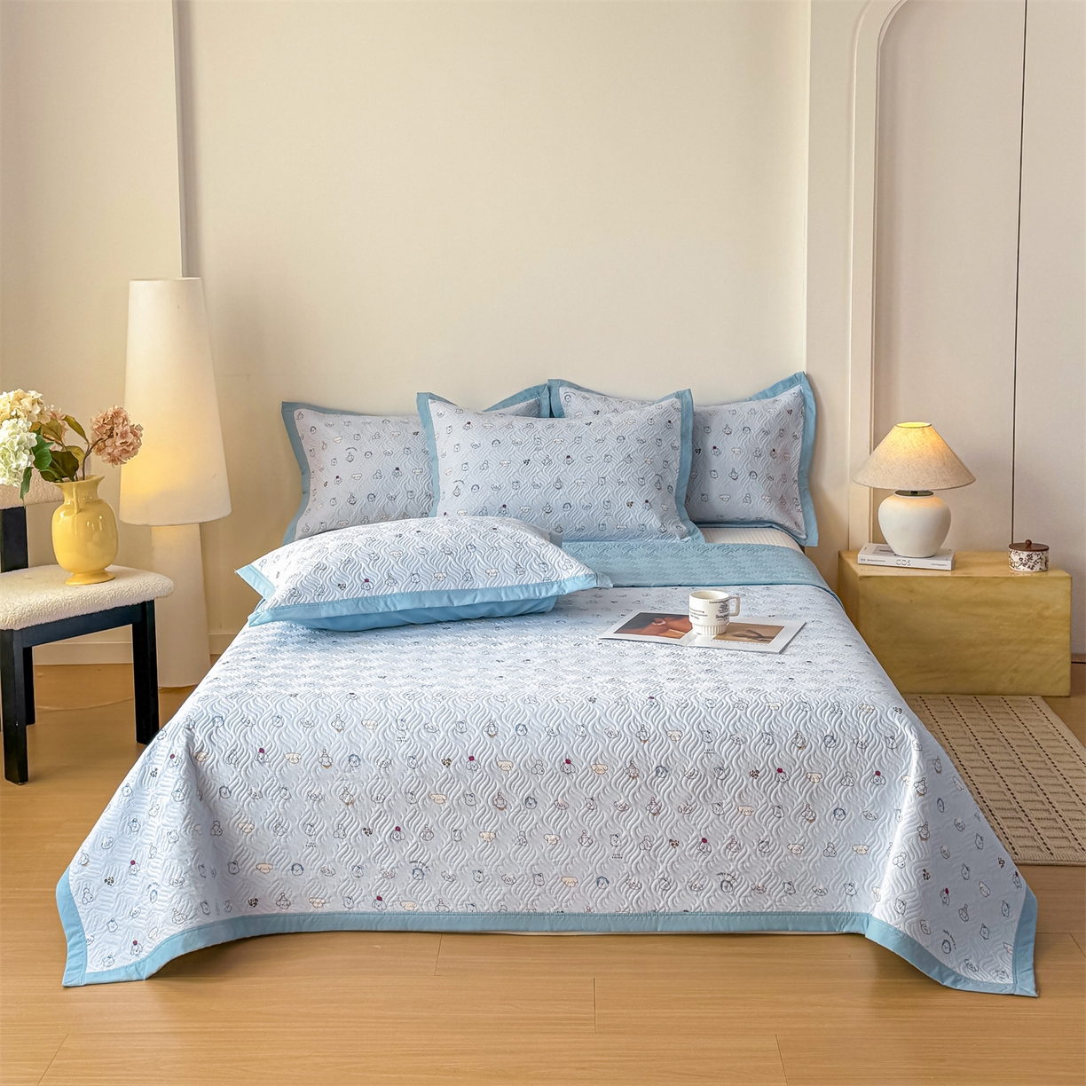 91家纺网 家纺一手货源 找家纺 优贝家纺 2026春夏新款水洗棉小清新印花夹棉多功能床盖三件套 小狗乐园