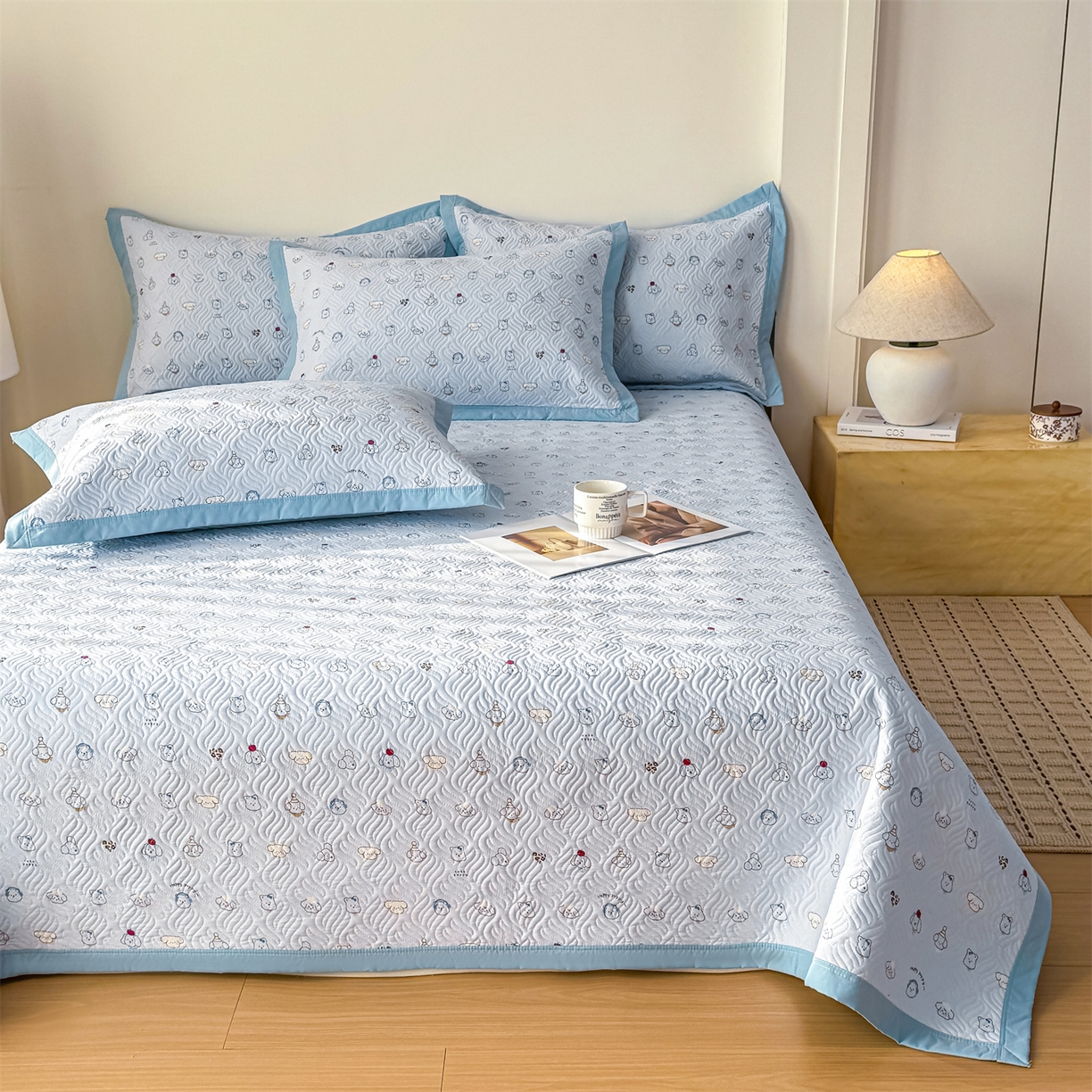 91家纺网 家纺一手货源 找家纺 优贝家纺 2026春夏新款水洗棉小清新印花夹棉多功能床盖三件套 小狗乐园