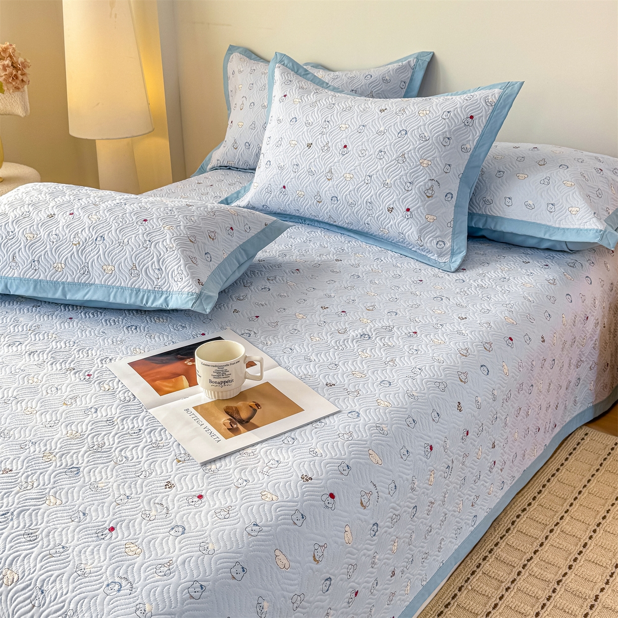 91家纺网 家纺一手货源 找家纺 优贝家纺 2026春夏新款水洗棉小清新印花夹棉多功能床盖三件套 小狗乐园