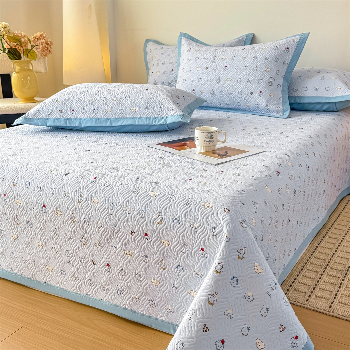 91家纺网 家纺一手货源 找家纺 优贝家纺 2026春夏新款水洗棉小清新印花夹棉多功能床盖三件套 小狗乐园