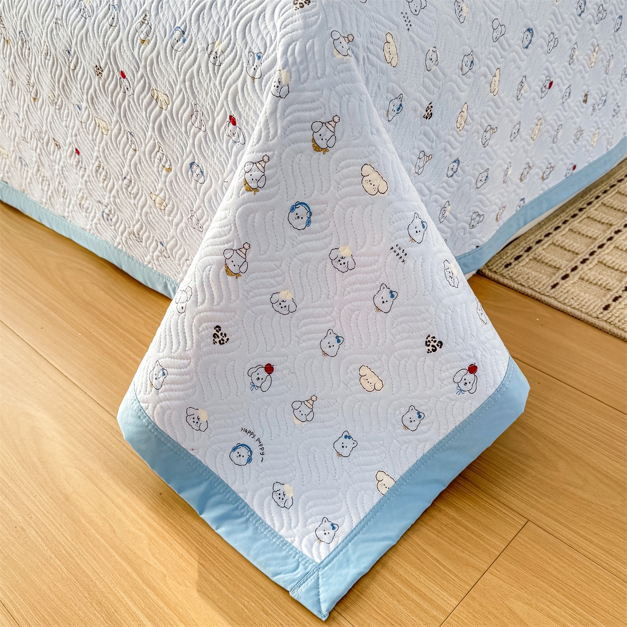 91家纺网 家纺一手货源 找家纺 优贝家纺 2026春夏新款水洗棉小清新印花夹棉多功能床盖三件套 小狗乐园