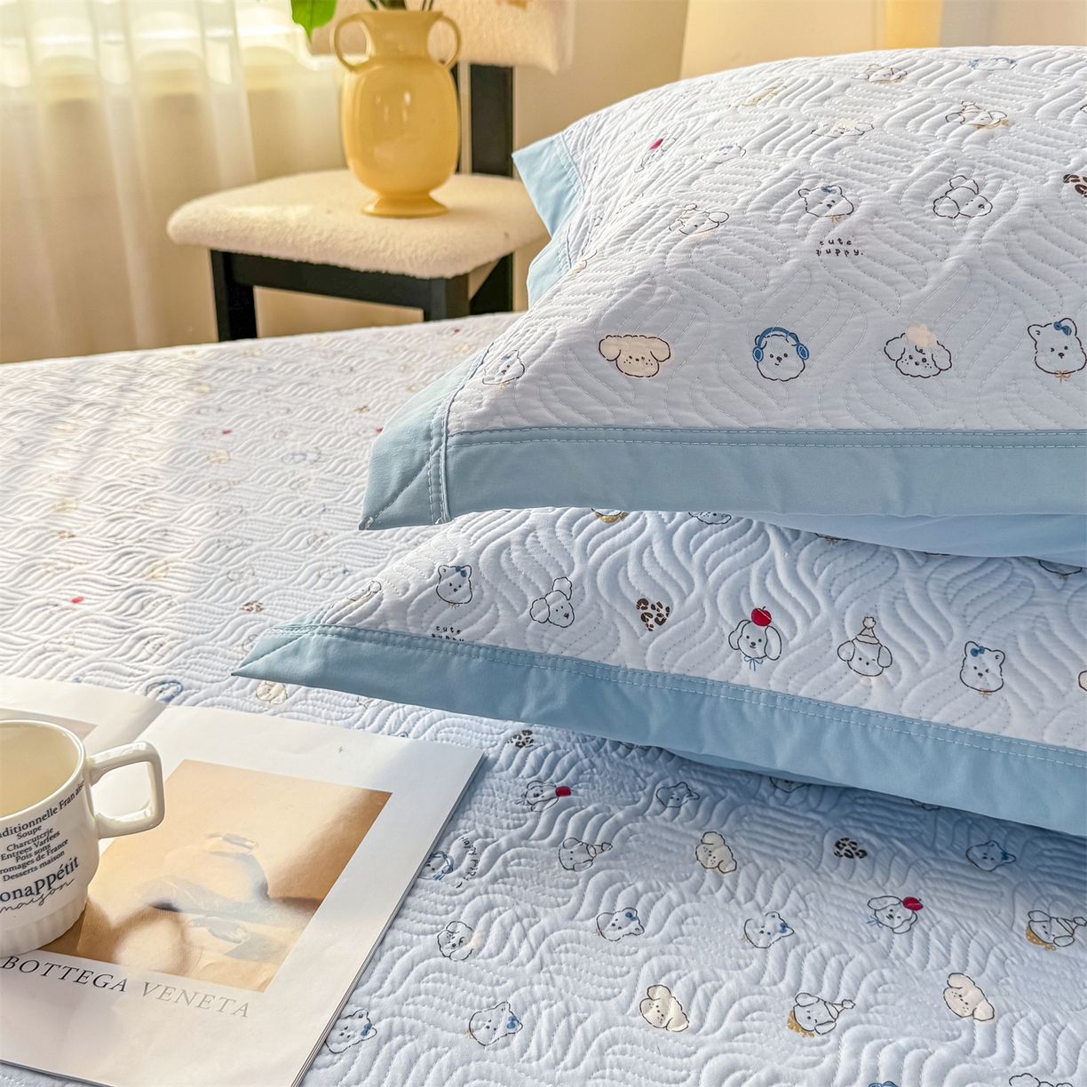 91家纺网 家纺一手货源 找家纺 优贝家纺 2026春夏新款水洗棉小清新印花夹棉多功能床盖三件套 小狗乐园