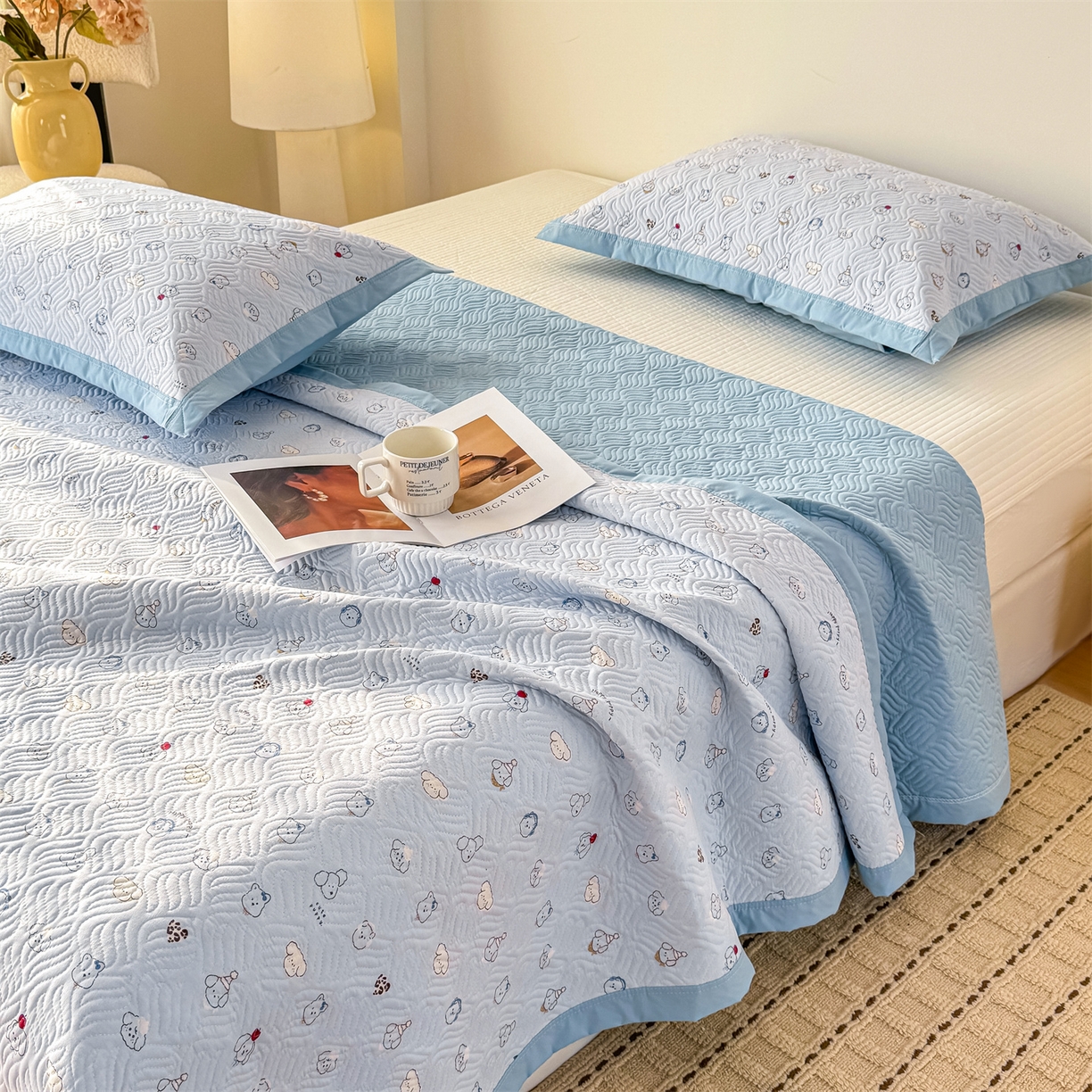 91家纺网 家纺一手货源 找家纺 优贝家纺 2026春夏新款水洗棉小清新印花夹棉多功能床盖三件套 小狗乐园