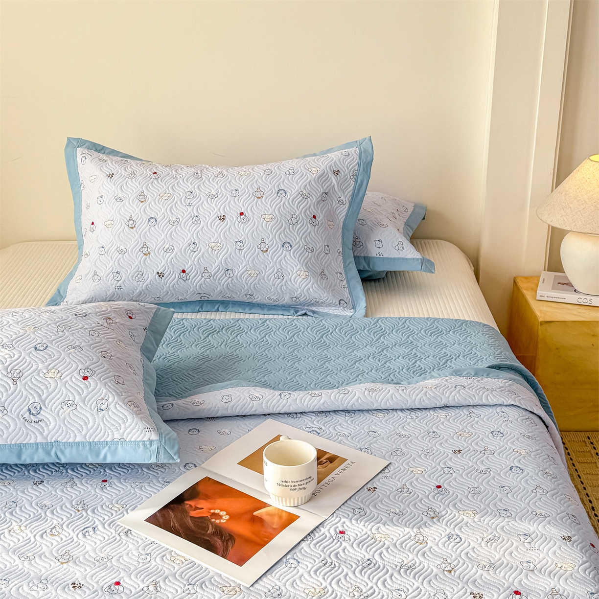 91家纺网 家纺一手货源 找家纺 优贝家纺 2026春夏新款水洗棉小清新印花夹棉多功能床盖三件套 小狗乐园