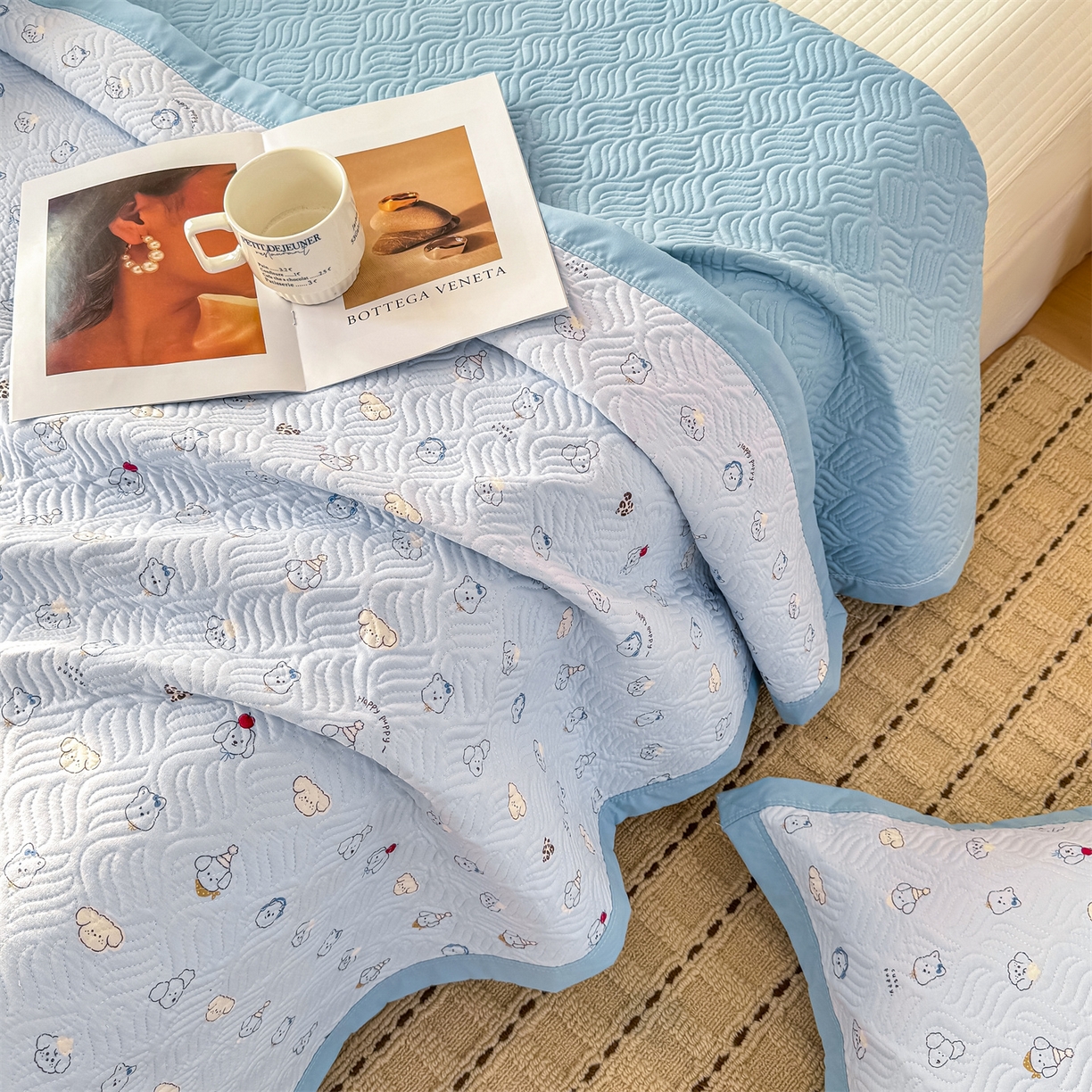 91家纺网 家纺一手货源 找家纺 优贝家纺 2026春夏新款水洗棉小清新印花夹棉多功能床盖三件套 小狗乐园