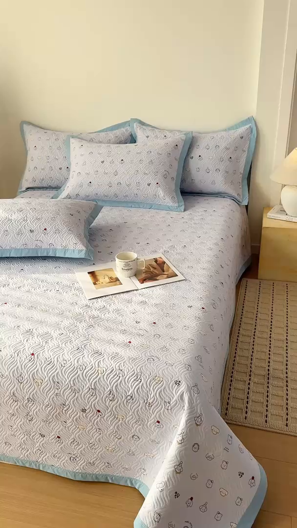 91家纺网 家纺一手货源 找家纺 优贝家纺 2026春夏新款水洗棉小清新印花夹棉多功能床盖三件套 小狗乐园