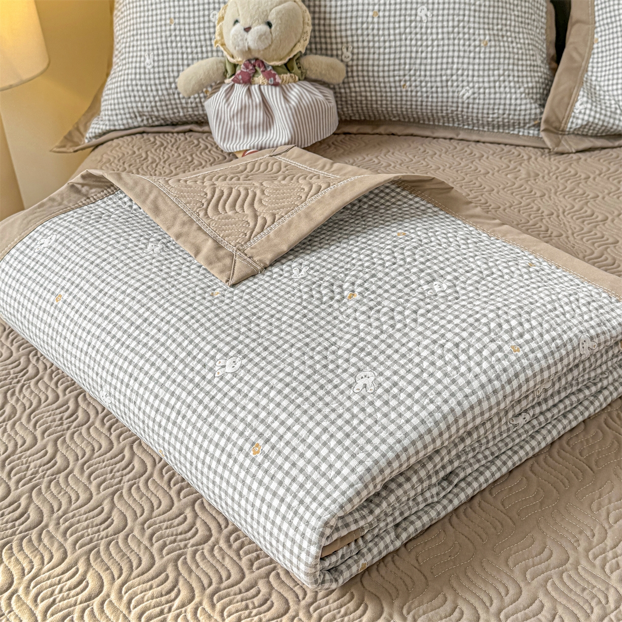 91家纺网 家纺一手货源 找家纺 优贝家纺 2026春夏新款水洗棉小清新印花夹棉多功能床盖三件套 小兔织梦