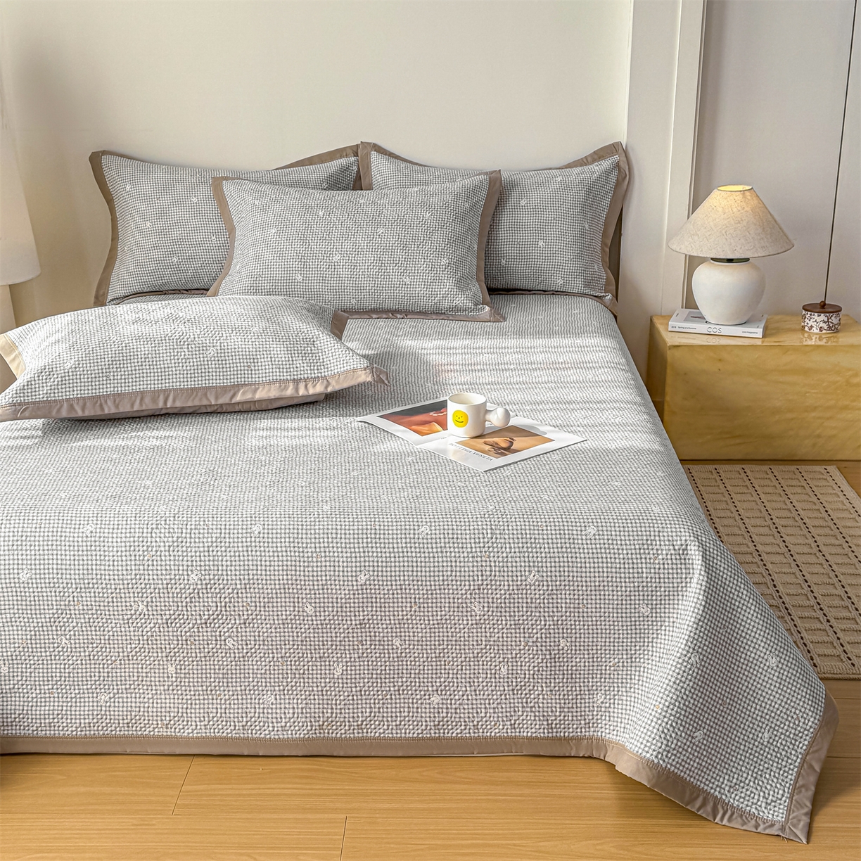 91家纺网 家纺一手货源 找家纺 优贝家纺 2026春夏新款水洗棉小清新印花夹棉多功能床盖三件套 小兔织梦