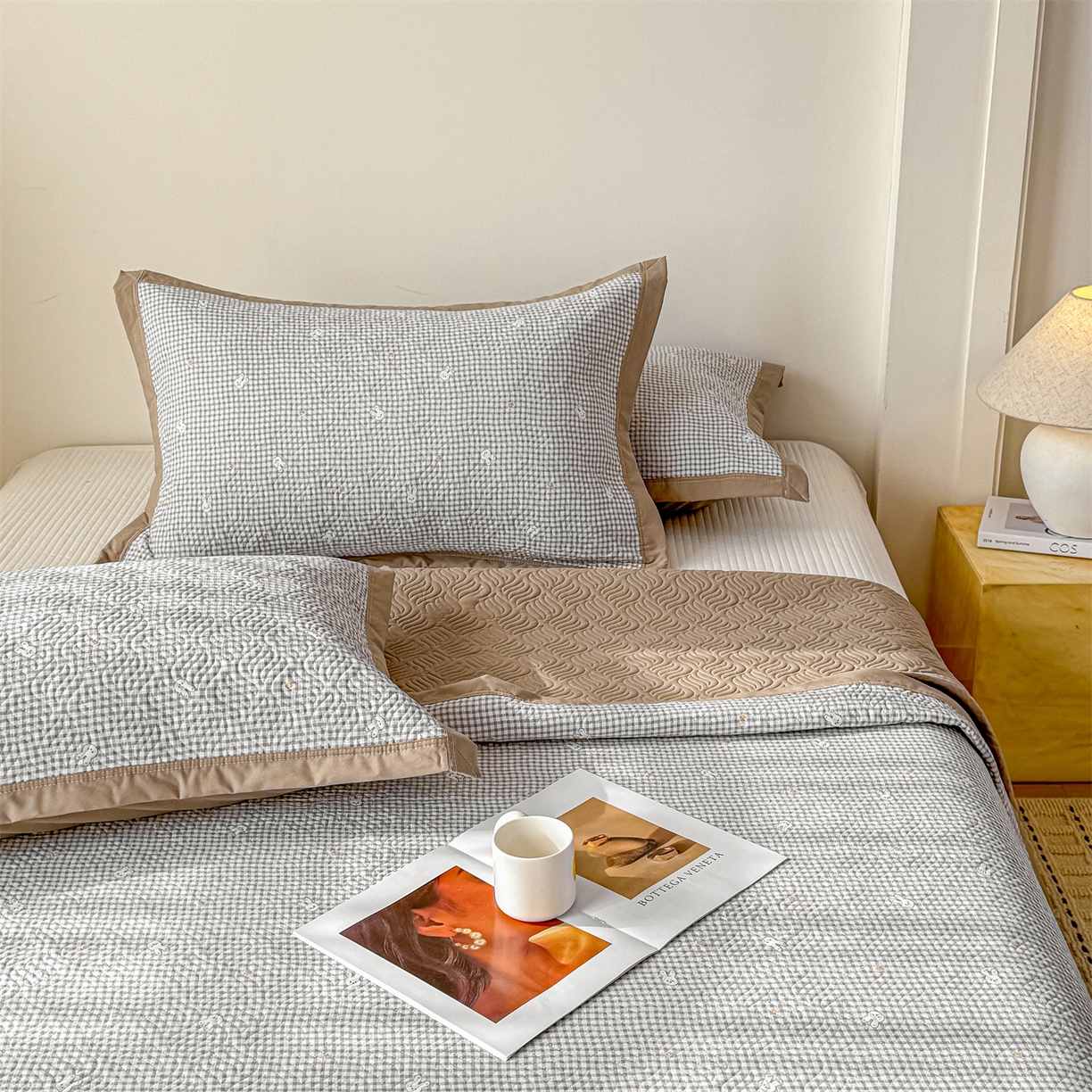 91家纺网 家纺一手货源 找家纺 优贝家纺 2026春夏新款水洗棉小清新印花夹棉多功能床盖三件套 小兔织梦