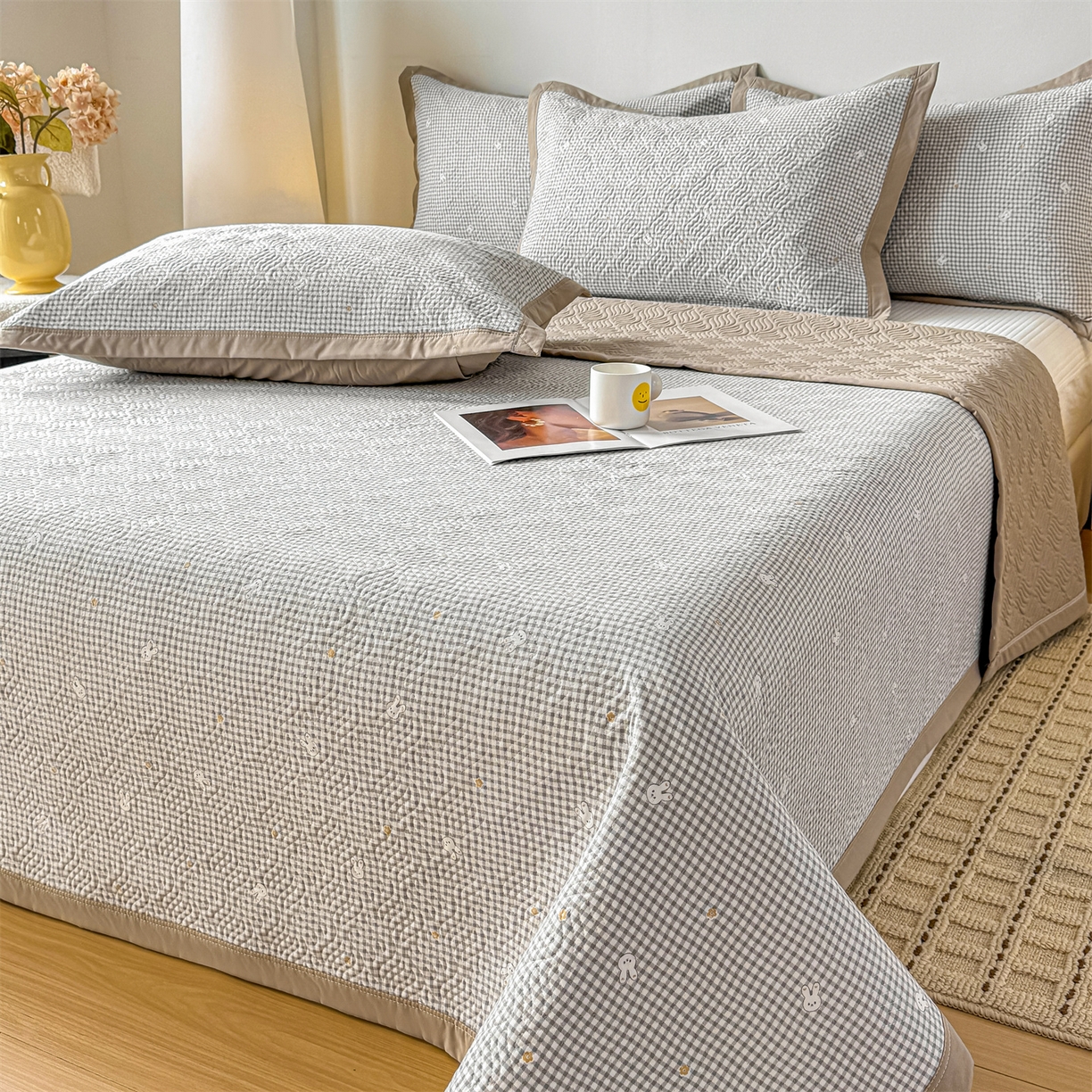 91家纺网 家纺一手货源 找家纺 优贝家纺 2026春夏新款水洗棉小清新印花夹棉多功能床盖三件套 小兔织梦