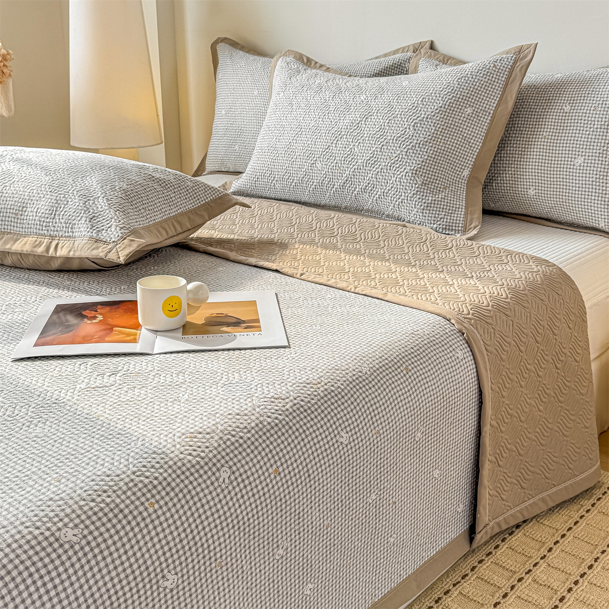 91家纺网 家纺一手货源 找家纺 优贝家纺 2026春夏新款水洗棉小清新印花夹棉多功能床盖三件套 小兔织梦