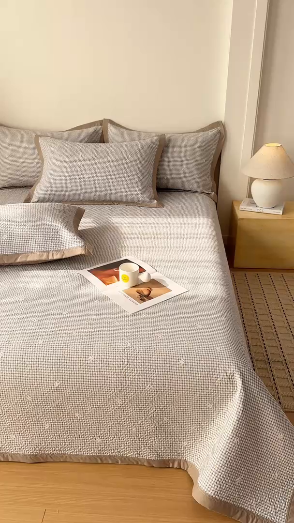 91家纺网 家纺一手货源 找家纺 优贝家纺 2026春夏新款水洗棉小清新印花夹棉多功能床盖三件套 小兔织梦